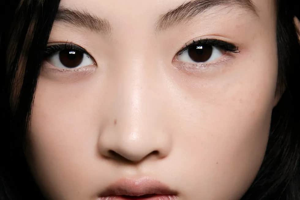 Koreańska pielęgnacja: 10 kroków do "glass skin" i sekretów pięknej cery