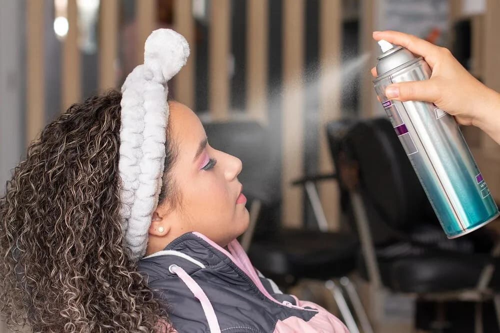 Jak wybrać lakier, który nie skleja włosów? Poradnik krok po kroku