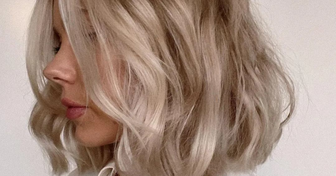 Fale na krótkich włosach bez lokówki: Proste domowe sposoby