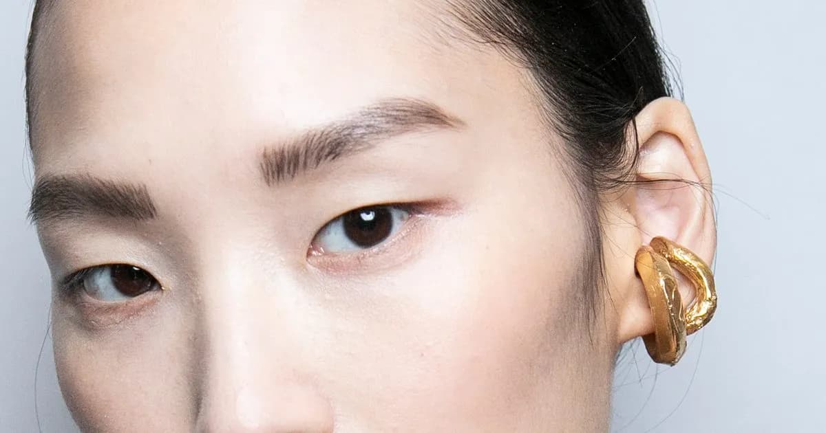 Alabastrowa cera: Sekrety pielęgnacji i makijażu dla porcelanowej skóry