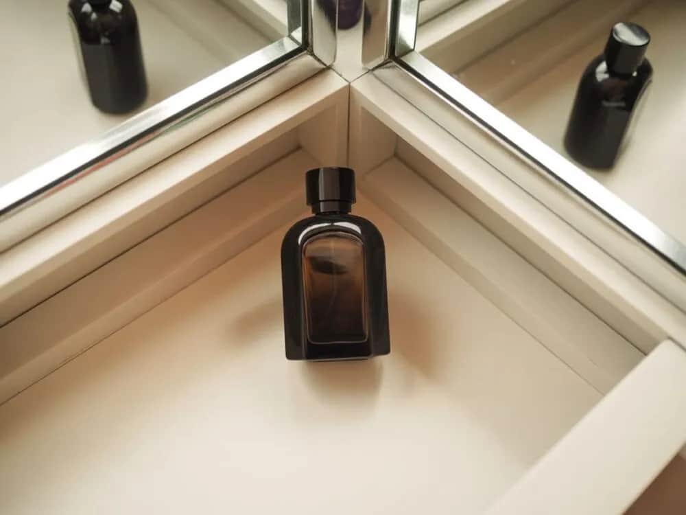 Jak sprawić, by perfumy dłużej pachniały? Praktyczne triki