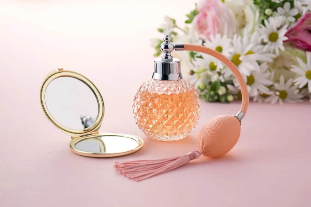 Perfumy: dlaczego „perfumami”, a nie „perfumem”? Wyjaśniamy!